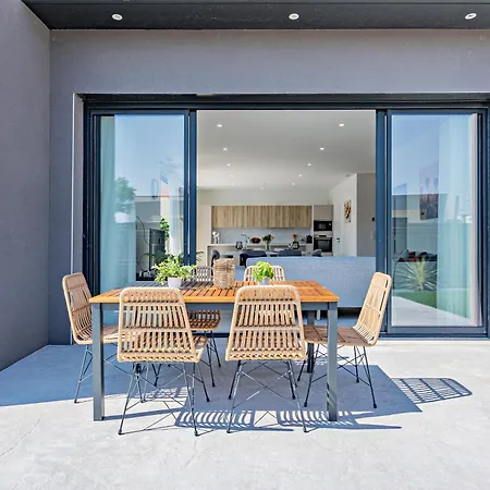 Mika A 5min De La Villa *