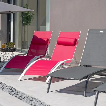 Mika A 5min De La וילה